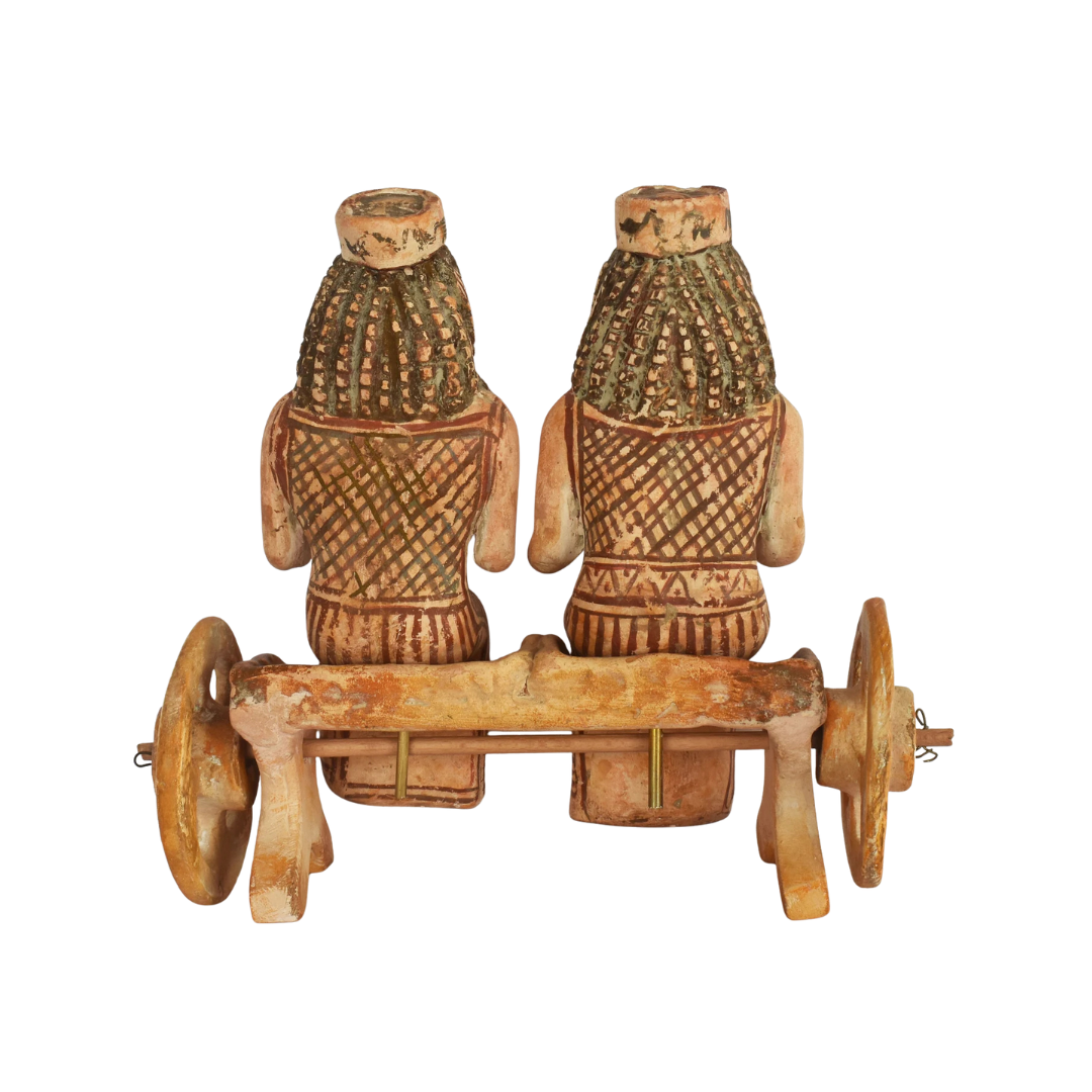 Sculpture "Deux femmes assises dans un véhicule à roues"