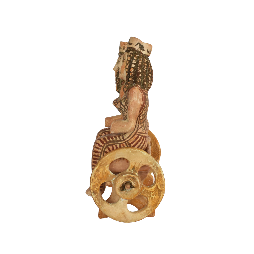 Sculpture "Deux femmes assises dans un véhicule à roues"